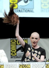 Karen Gillan se afeitó la cabeza para su rol